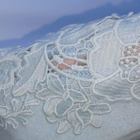 One 5 One Jean Skirt Light Wash, Lace Floral Applique, Size M, Raw Hem, 18" L - Picture 2 of 7